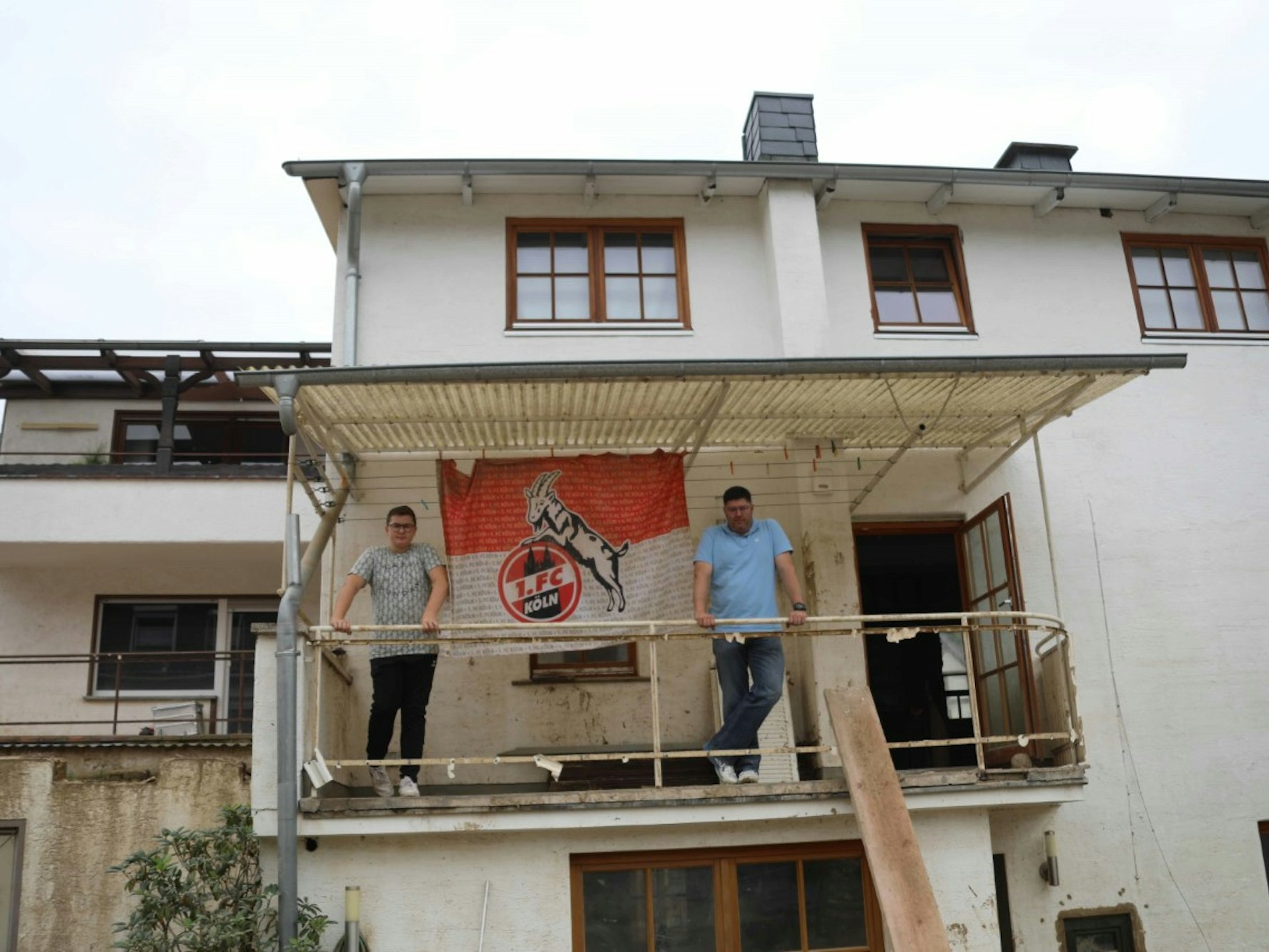 Familie Schrading auf der Rückseite ihrer Ruine nach der Flut von Juli 2021