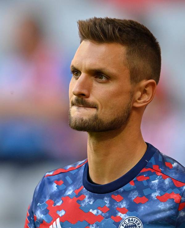 Sven Ulreich vor einem Spiel beim Aufwärmen.