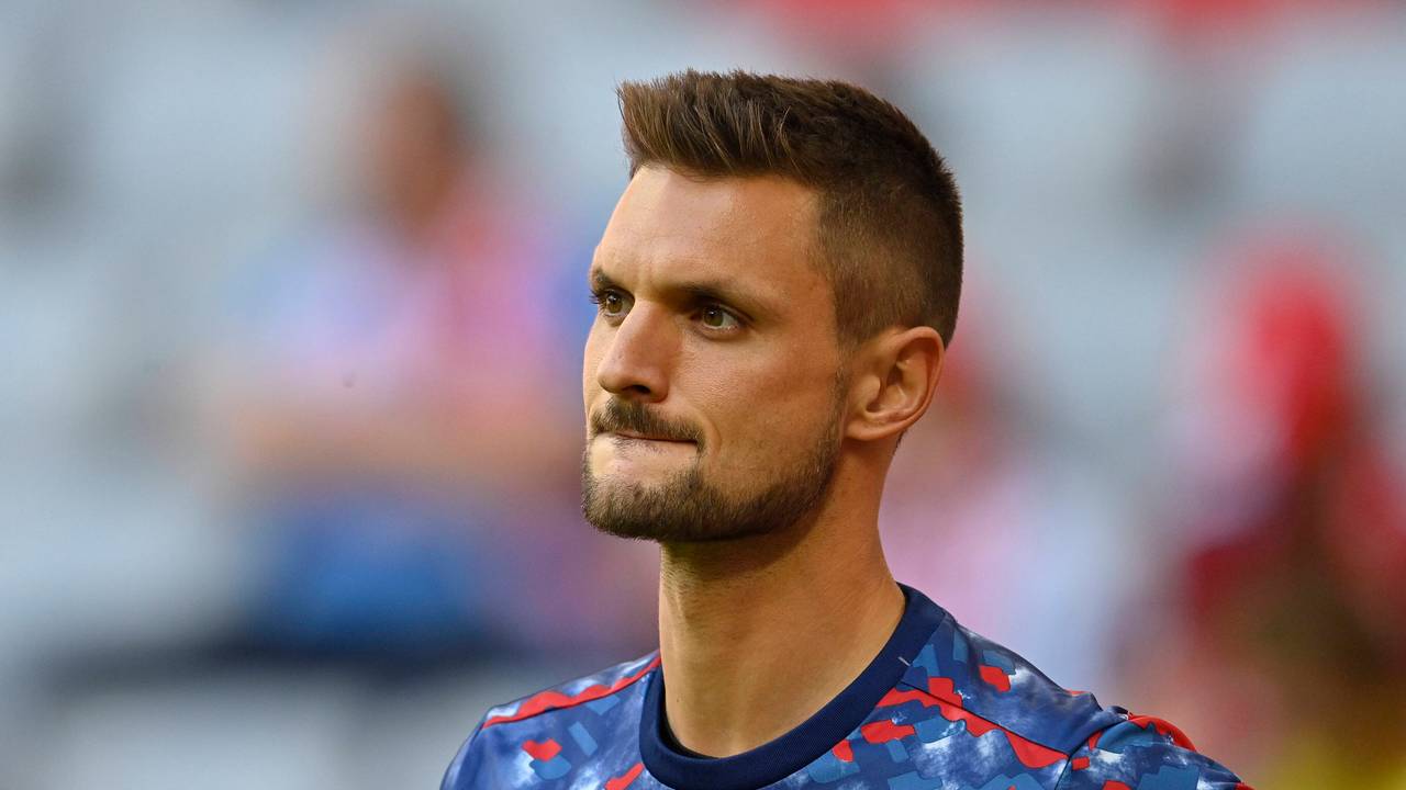 Sven Ulreich vor einem Spiel beim Aufwärmen.