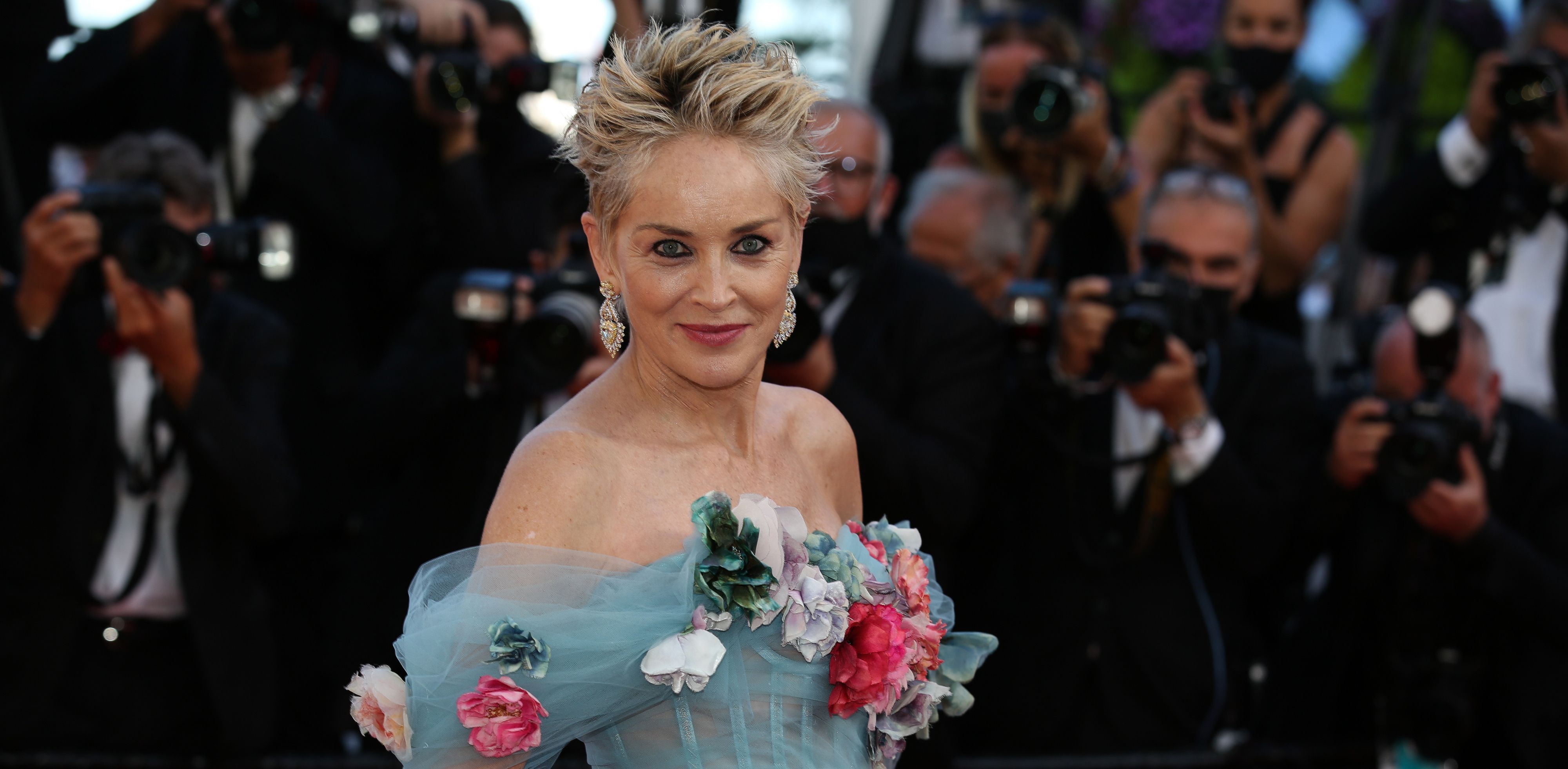 Sharon Stone lächelt bei ihrer Ankunft zur Premiere des Films «Die Geschichte meiner Frau» bei den 74. internationalen Filmfestspielen in Cannes in einem blauen Blumen-Kleid in die Kamera.