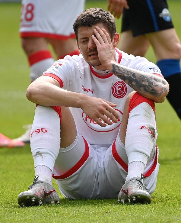 Dawid Kownacki sitzt auf dem Boden