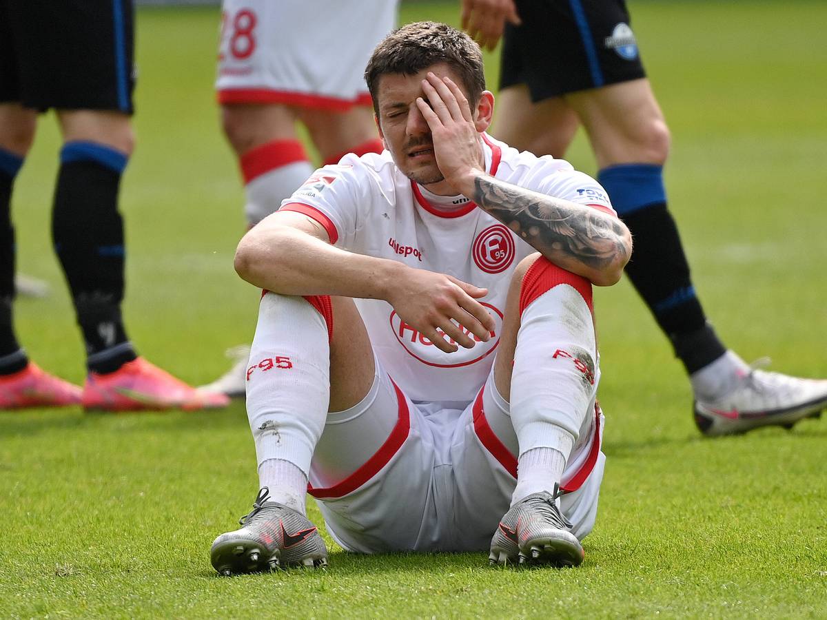 Dawid Kownacki sitzt auf dem Boden