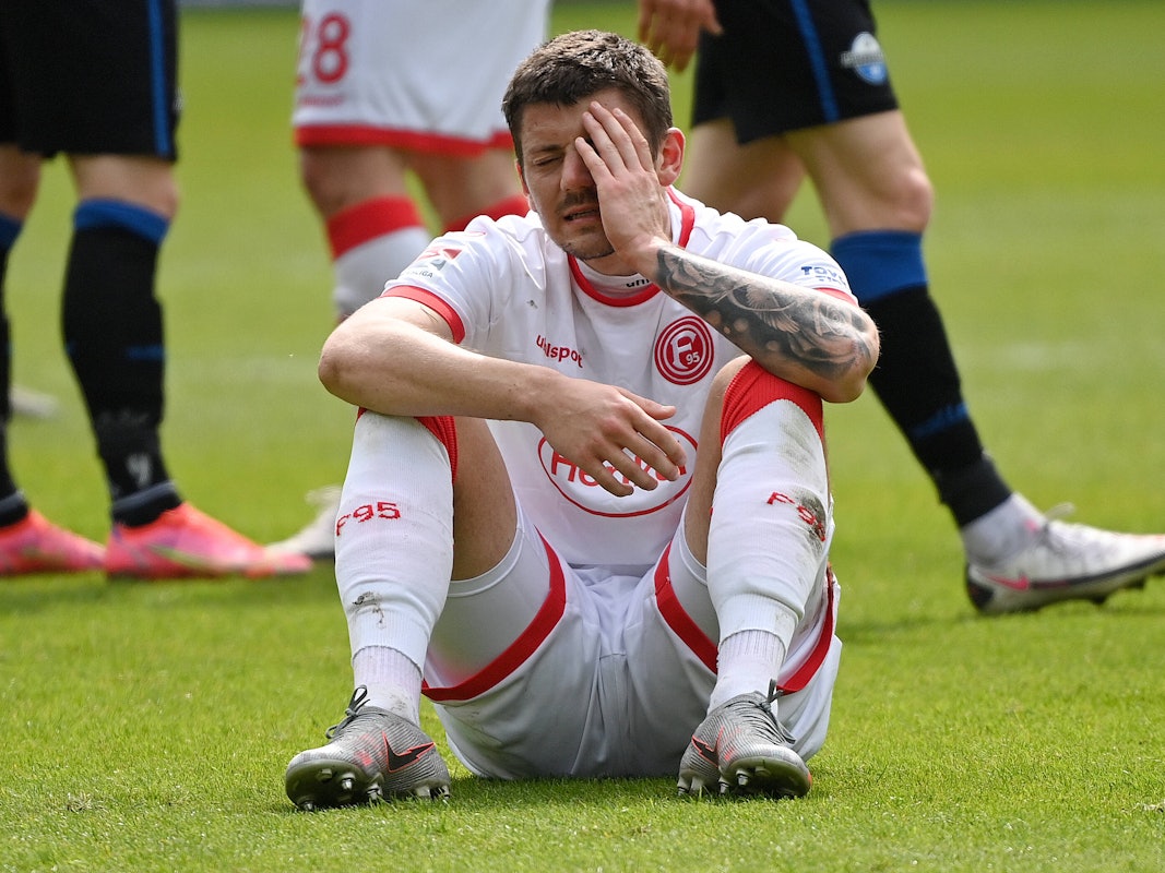 Dawid Kownacki sitzt auf dem Boden