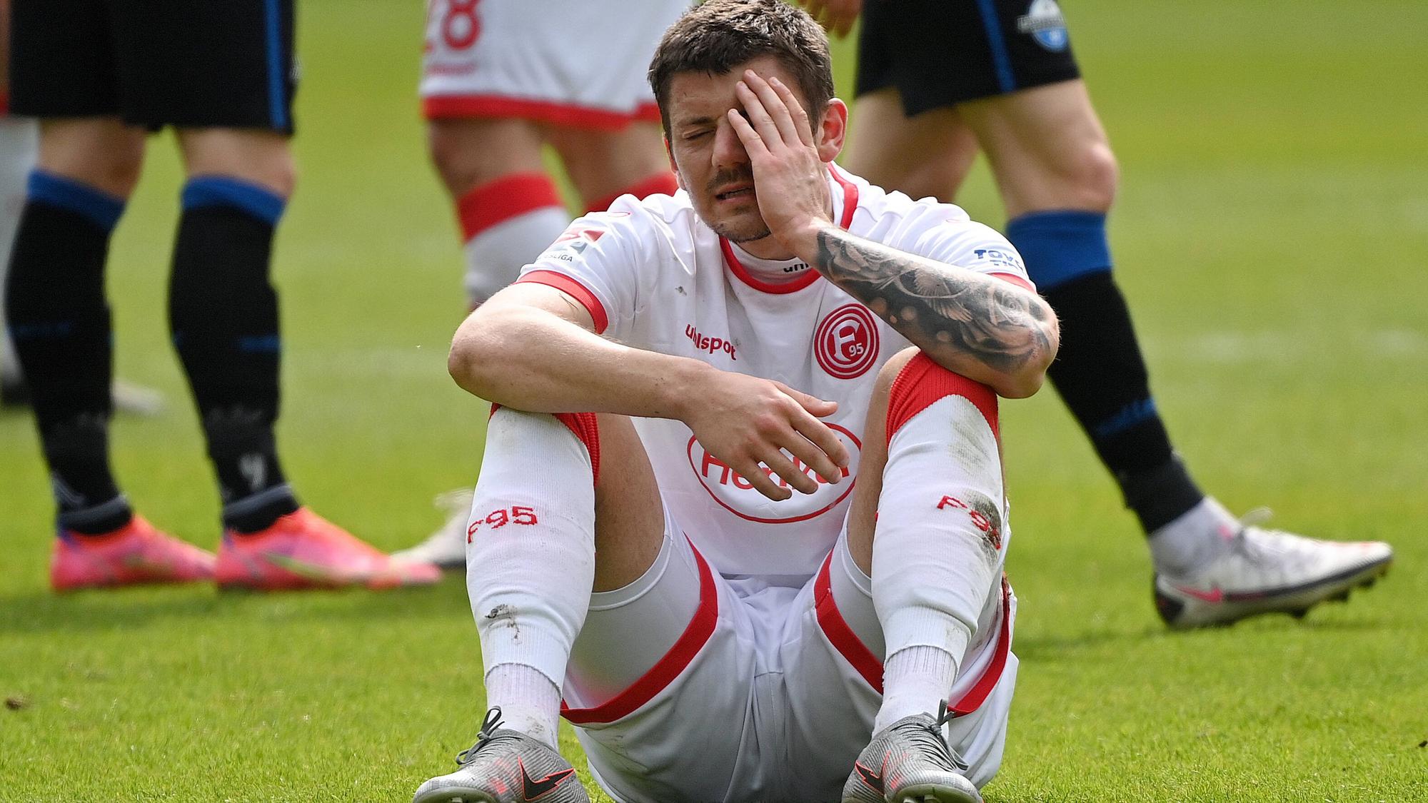 Dawid Kownacki sitzt auf dem Boden