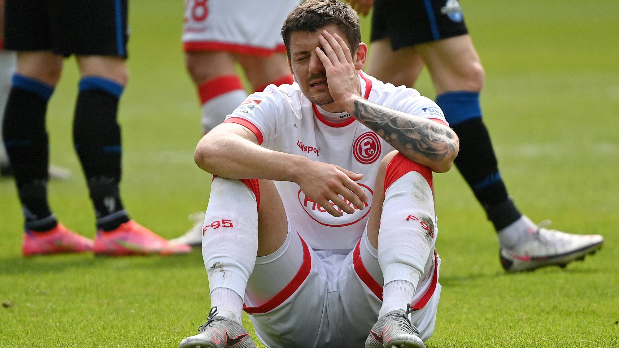 Dawid Kownacki sitzt auf dem Boden