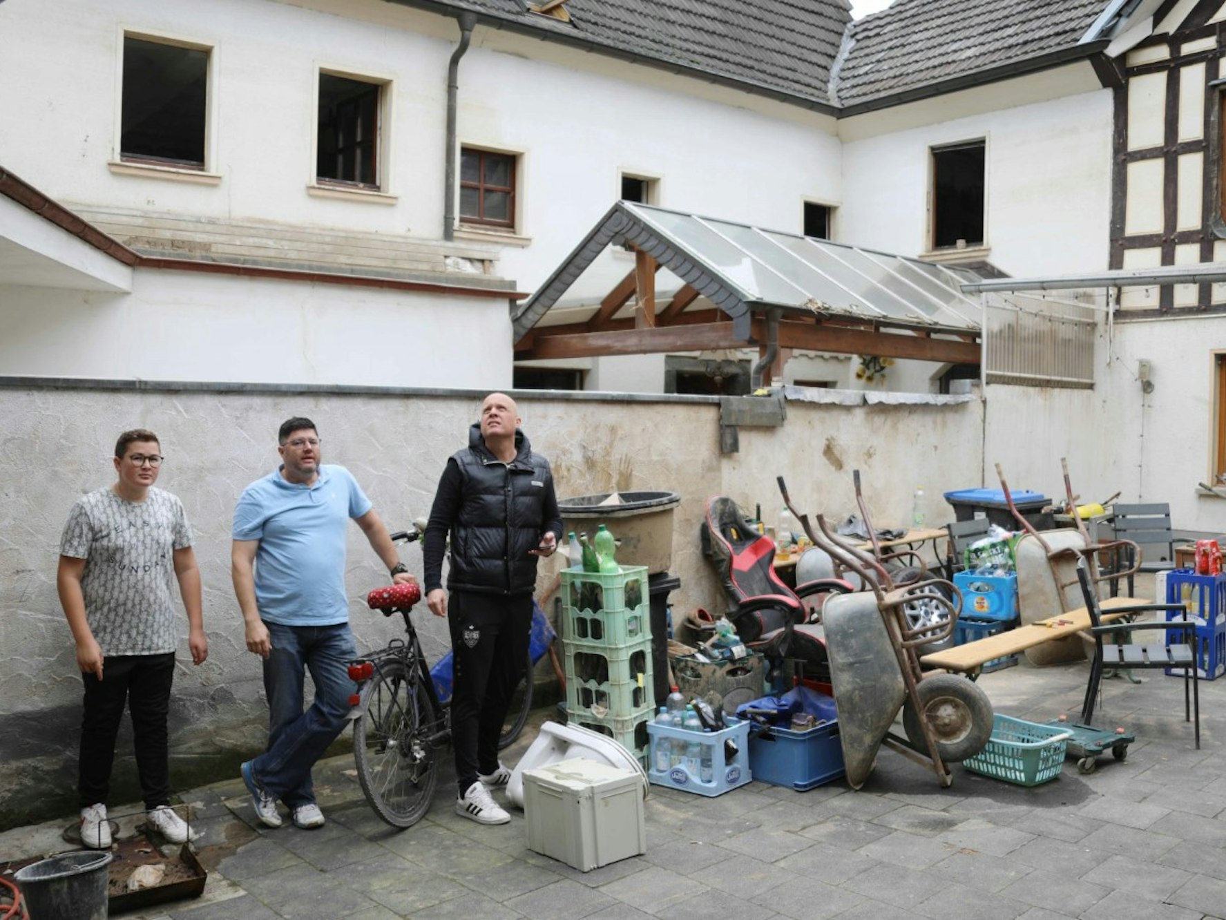 Zerstörter Innenhof der Familie Schrading in Dernau (17.9.2021)