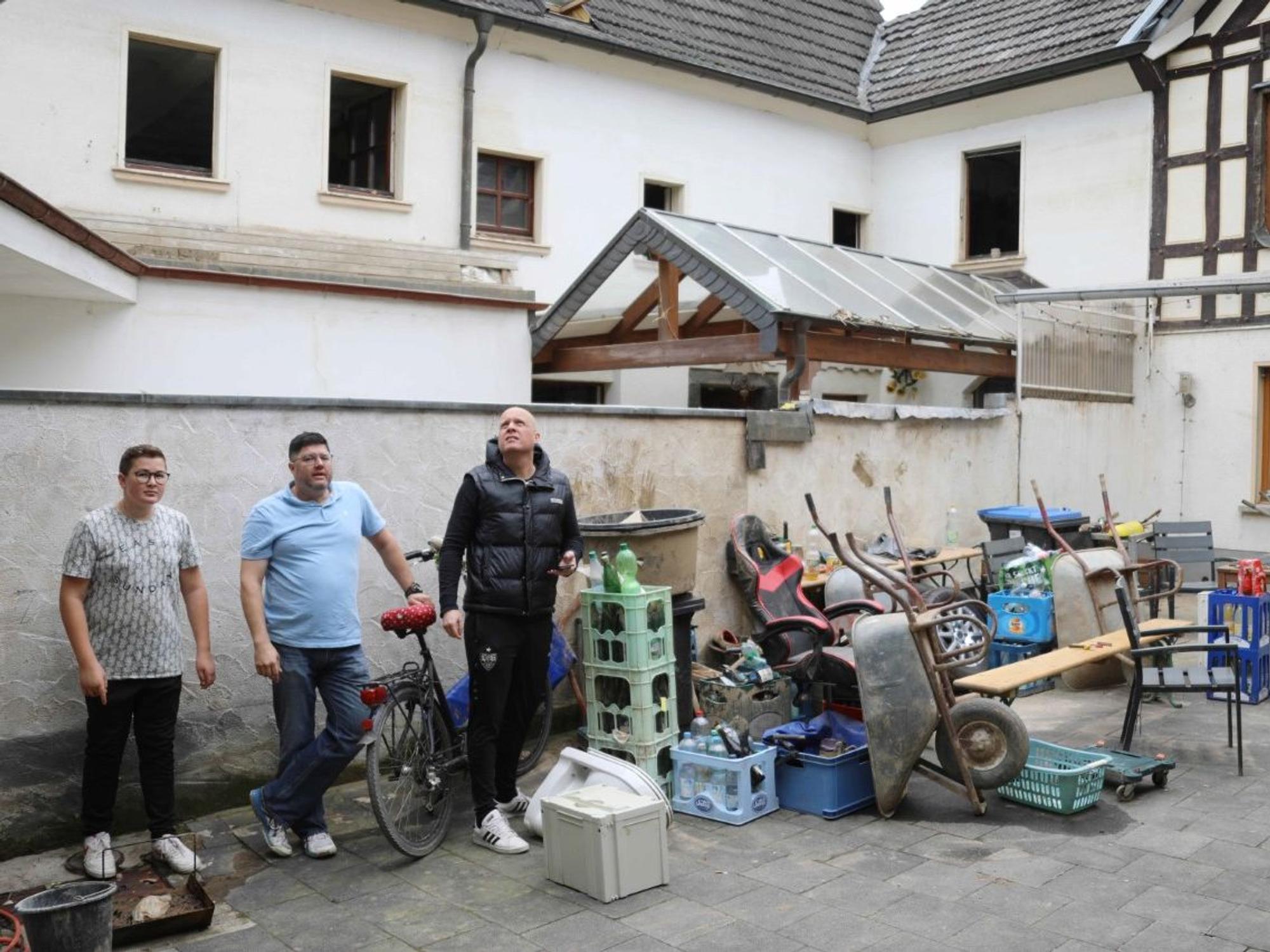 Zerstörter Innenhof der Familie Schrading in Dernau (17.9.2021)