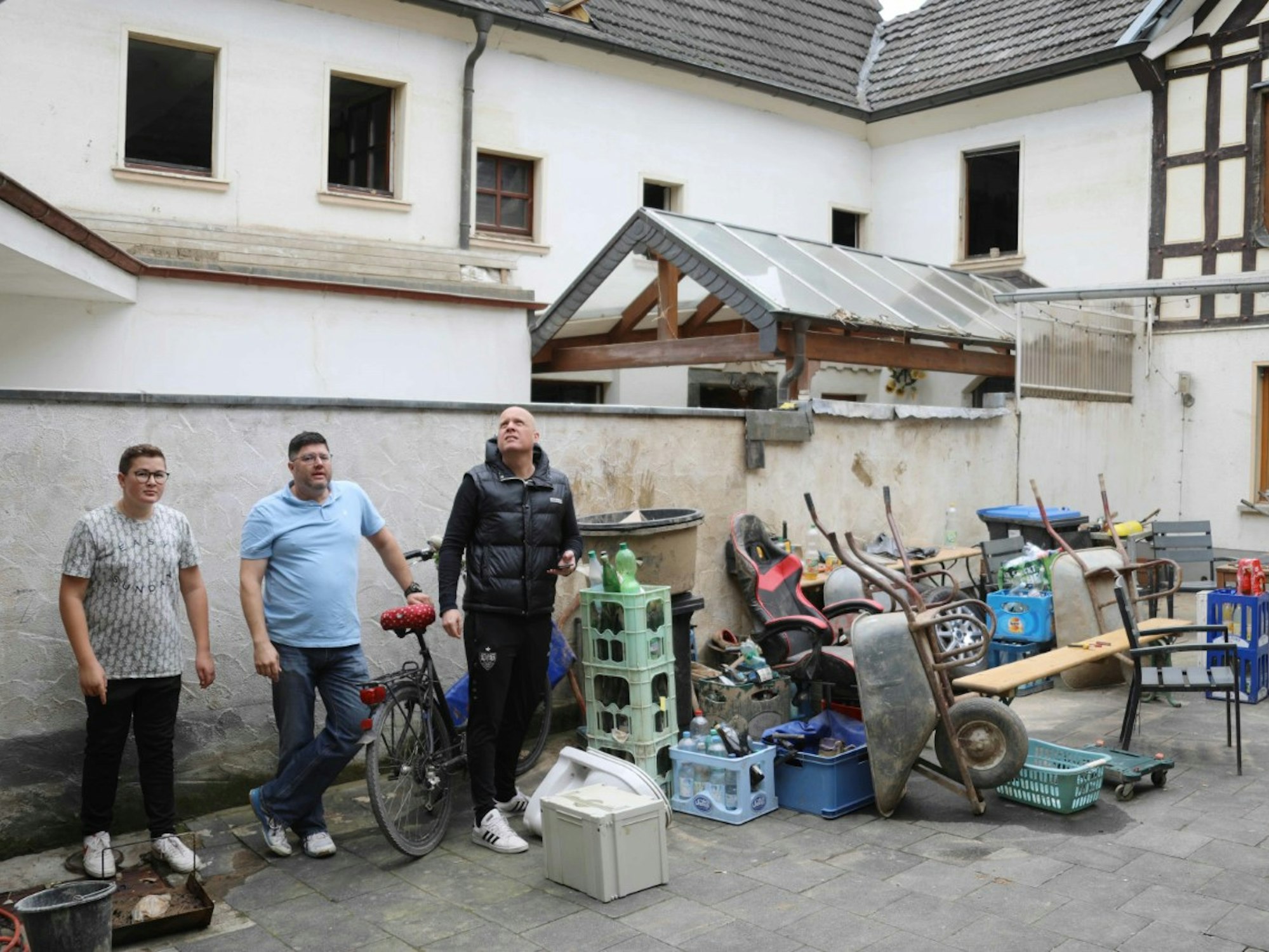 Zerstörter Innenhof der Familie Schrading in Dernau (17.9.2021)