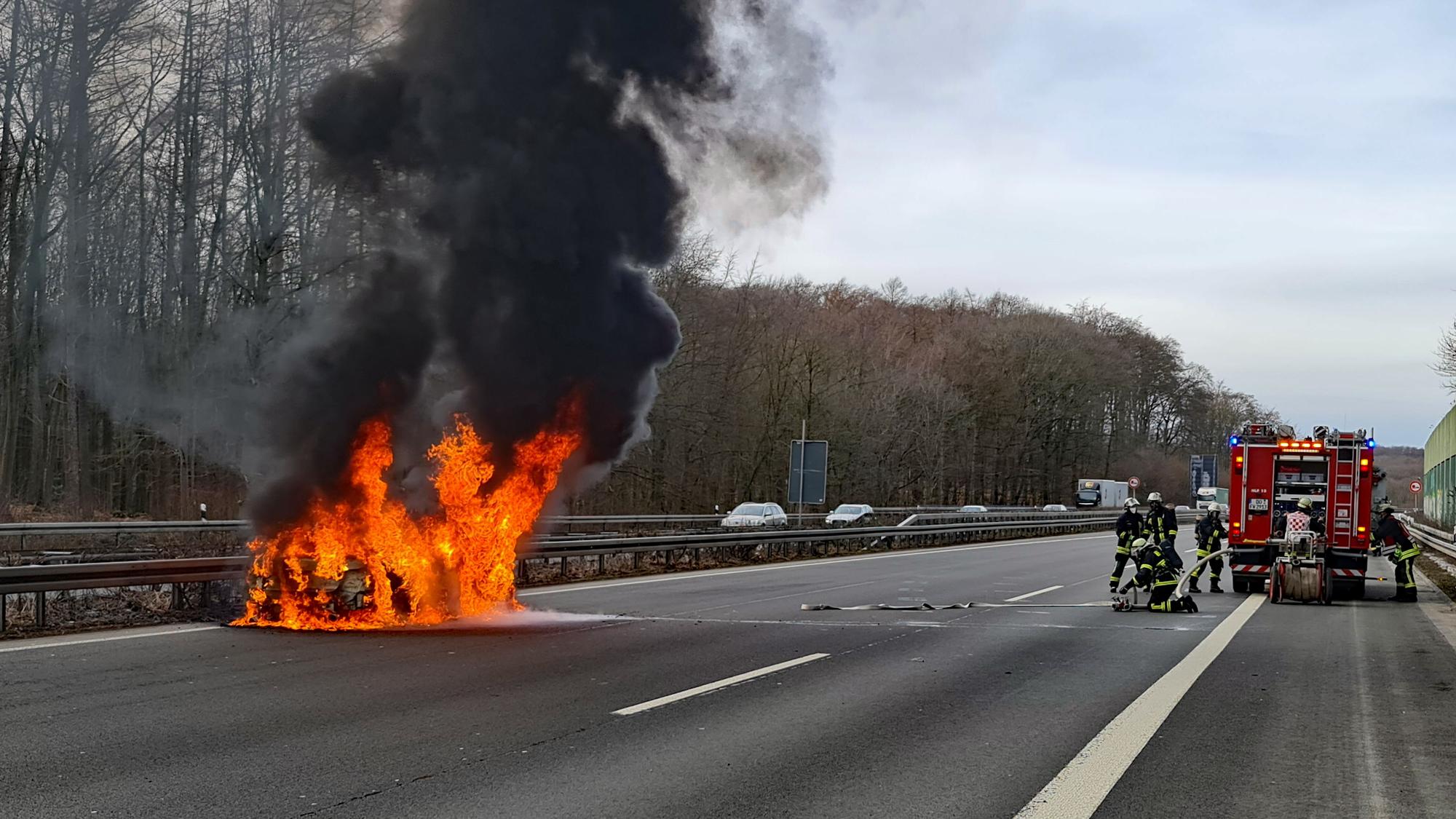Einsatzkräfte der Feuerwehr löschen am 18. Februar 2021 ein Auto, das auf der Autobahn 45 komplett in Flammen steht. Die zwei Fahrerinnen konnten den Wagen rechtzeitig verlassen.