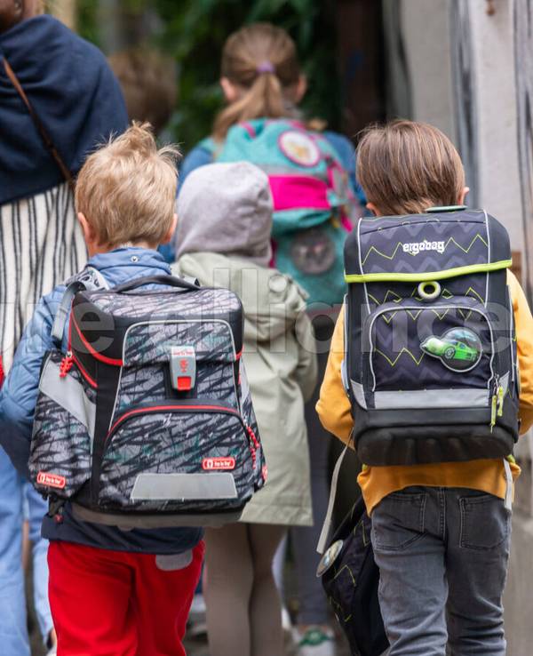 Schulkinder gehen nach den Pfingsten wieder in die Schule.