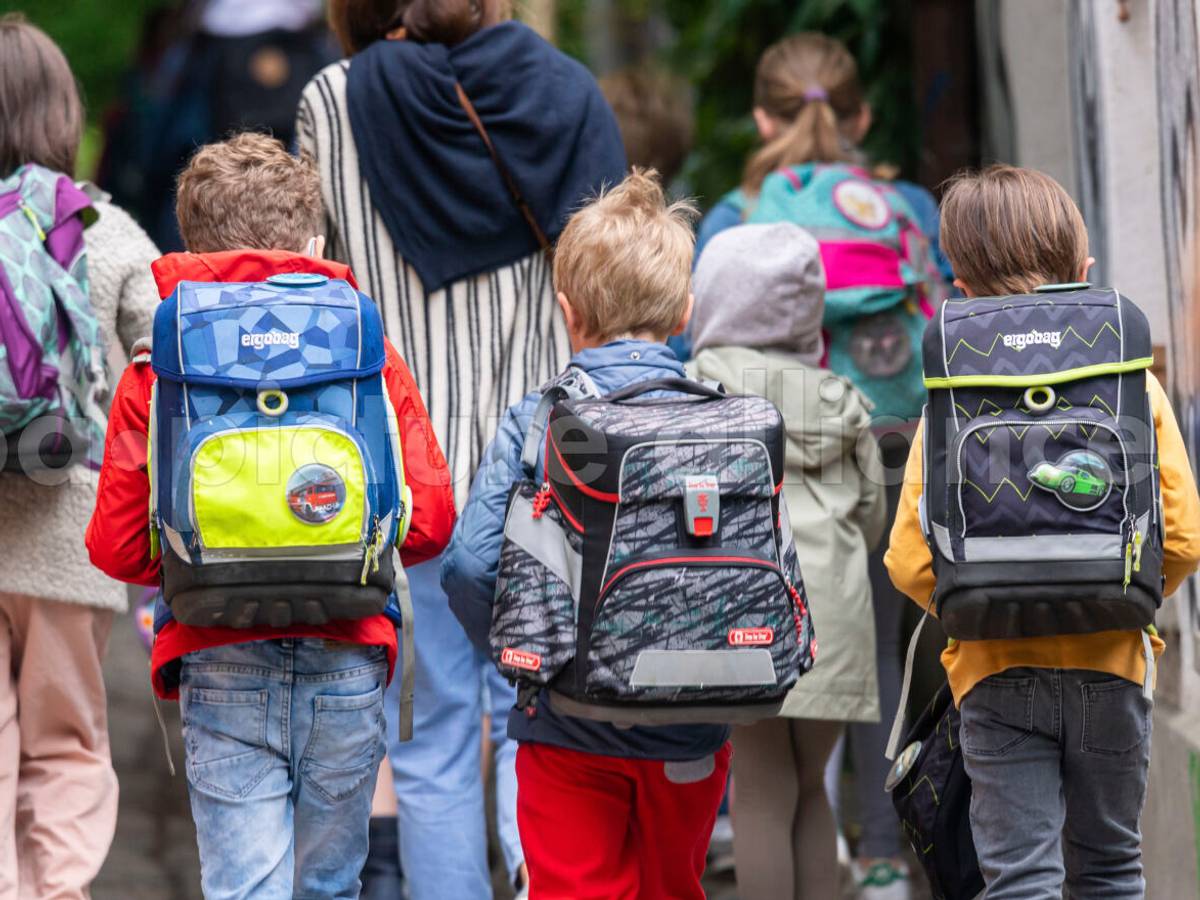 Schulkinder gehen nach den Pfingsten wieder in die Schule.
