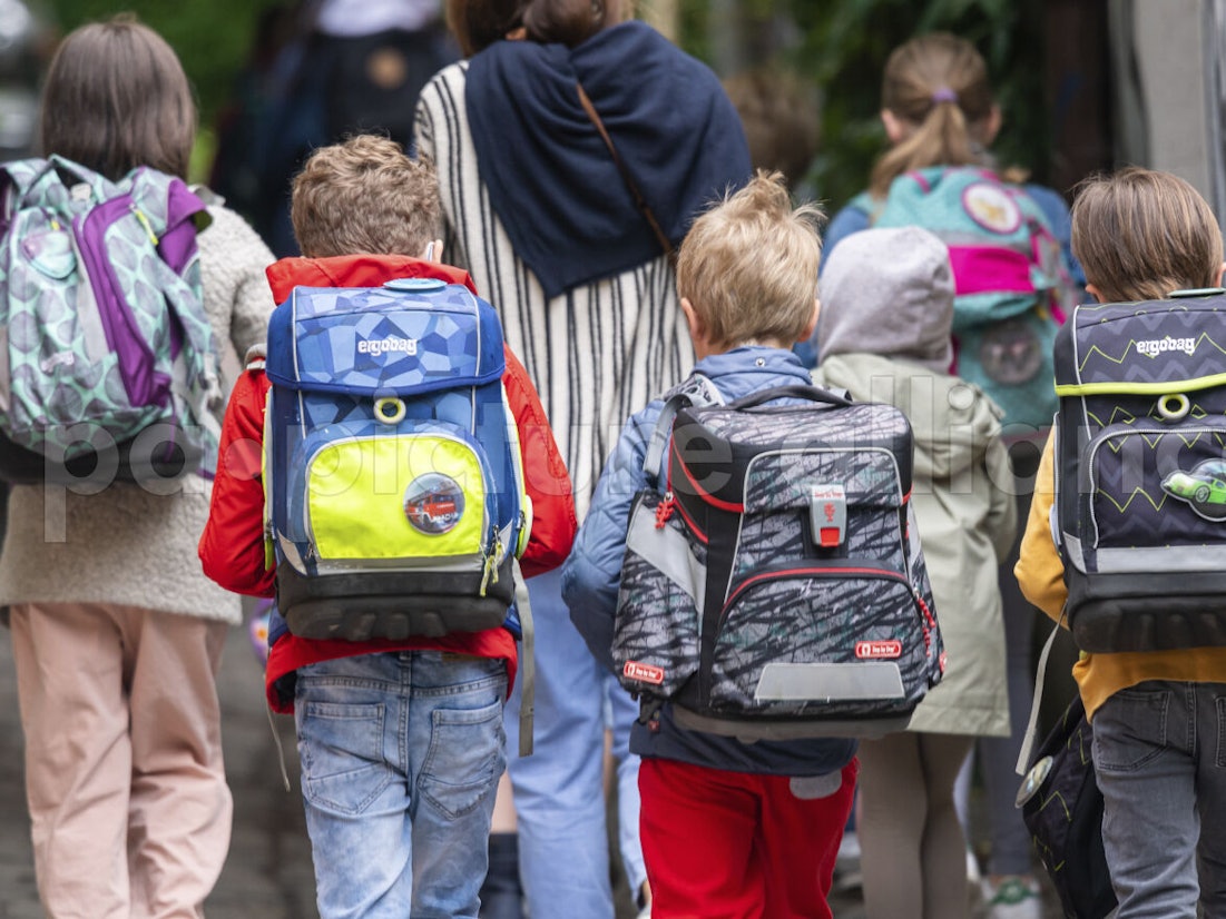 Schulkinder gehen nach den Pfingsten wieder in die Schule.
