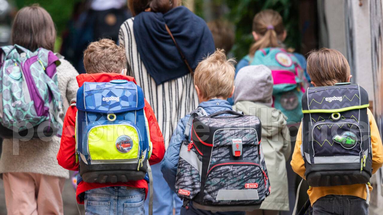Schulkinder gehen nach den Pfingsten wieder in die Schule.