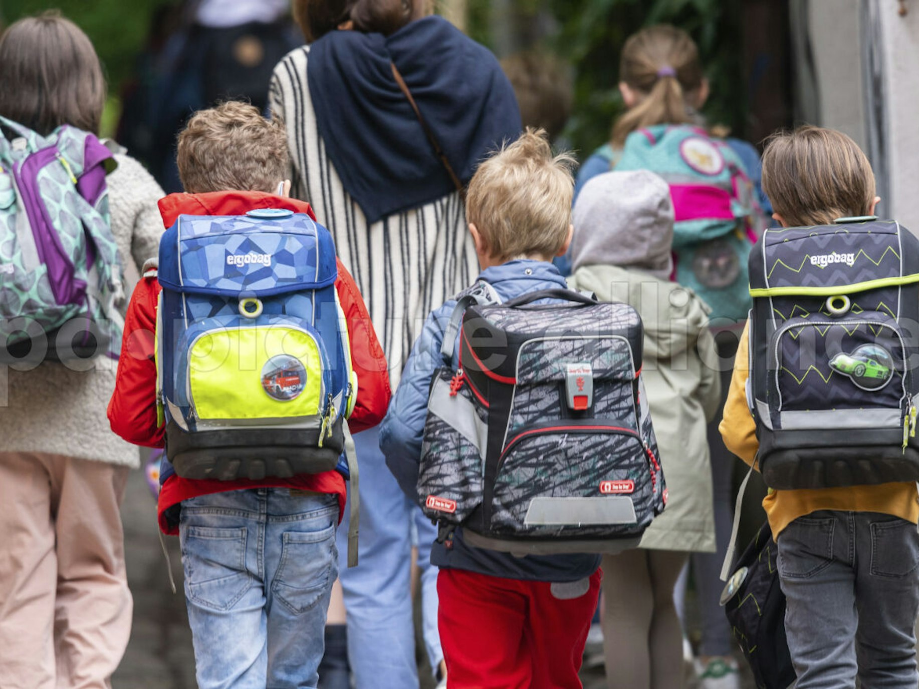 Schulkinder gehen nach den Pfingsten wieder in die Schule.