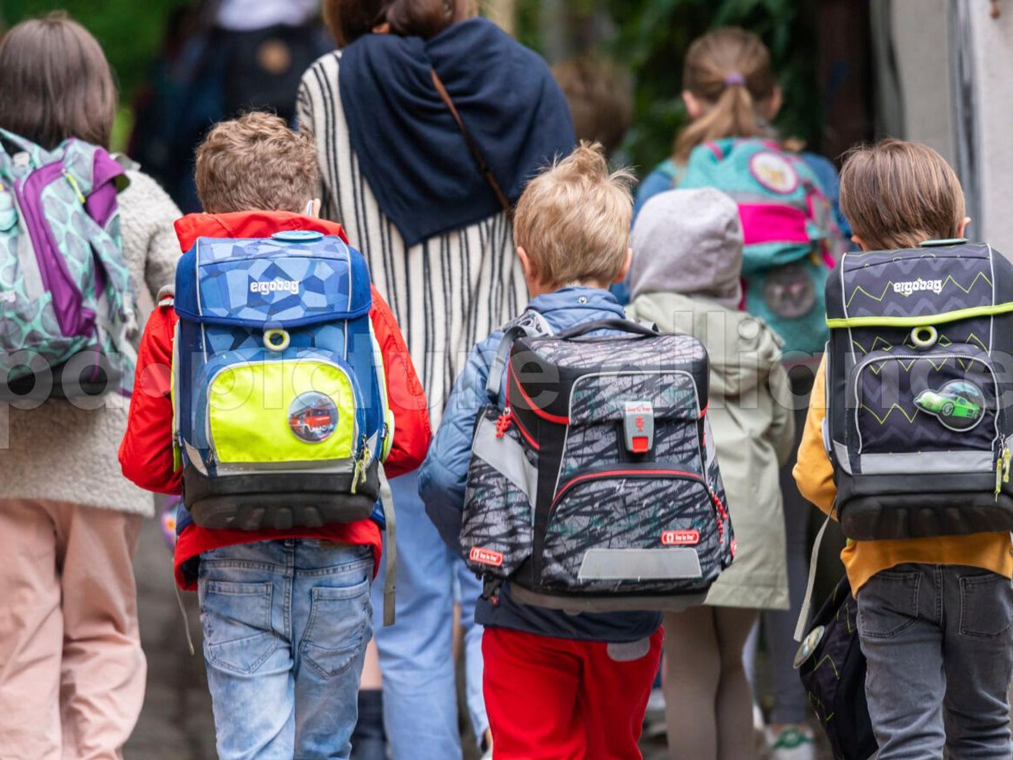 Schulkinder gehen nach den Pfingsten wieder in die Schule.