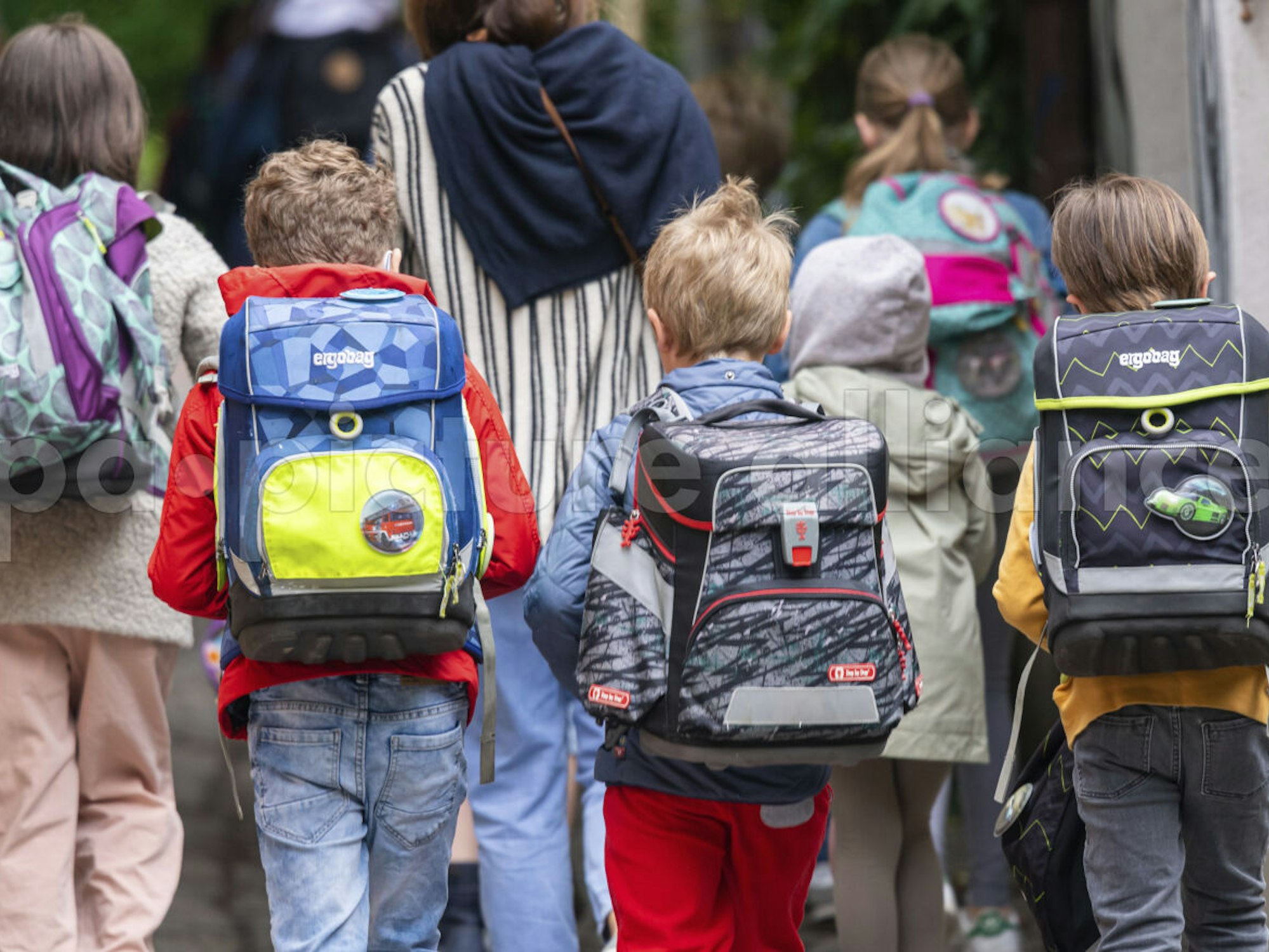 Schulkinder gehen nach den Pfingsten wieder in die Schule.