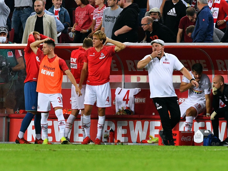 Steffen Baumgart vom 1. FC Köln fiebert gegen RB Leipzig mit.