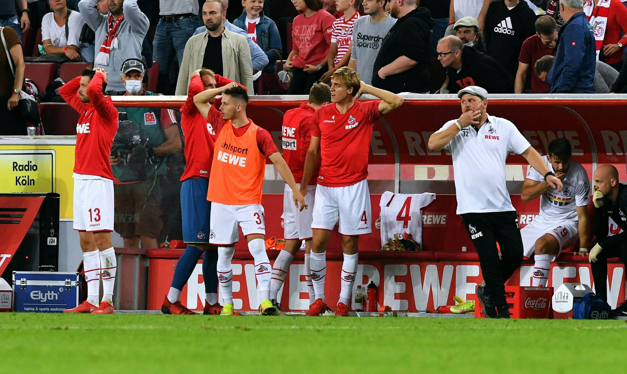 Steffen Baumgart vom 1. FC Köln fiebert gegen RB Leipzig mit.