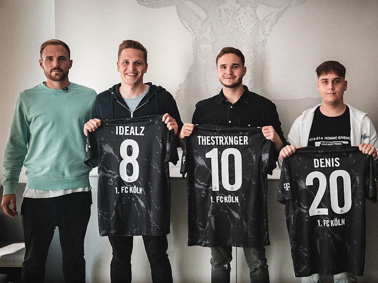 Rafael Czichos, Lukas Schmandt, Tim Katnawatos, Denis Müller, Felix Günther und Jannes Horn posieren mit den E-Sport-Trikots des 1. FC Köln. Foto von der Website des 1. FC Köln