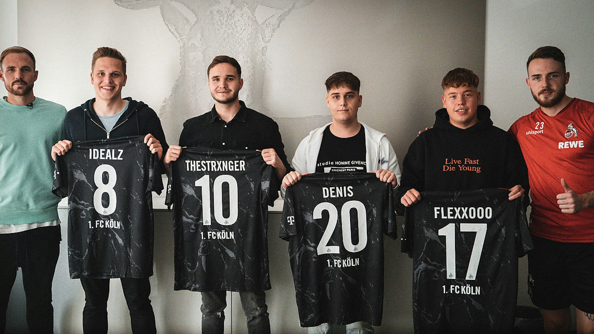 Rafael Czichos, Lukas Schmandt, Tim Katnawatos, Denis Müller, Felix Günther und Jannes Horn posieren mit den E-Sport-Trikots des 1. FC Köln. Foto von der Website des 1. FC Köln