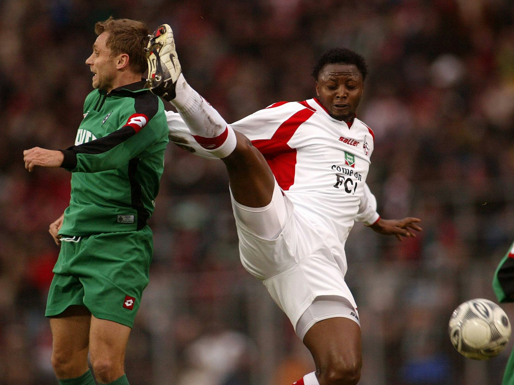 Moses Sichone trifft seinen Gladbacher Gegenspieler mit dem Fuß fast am Kopf.