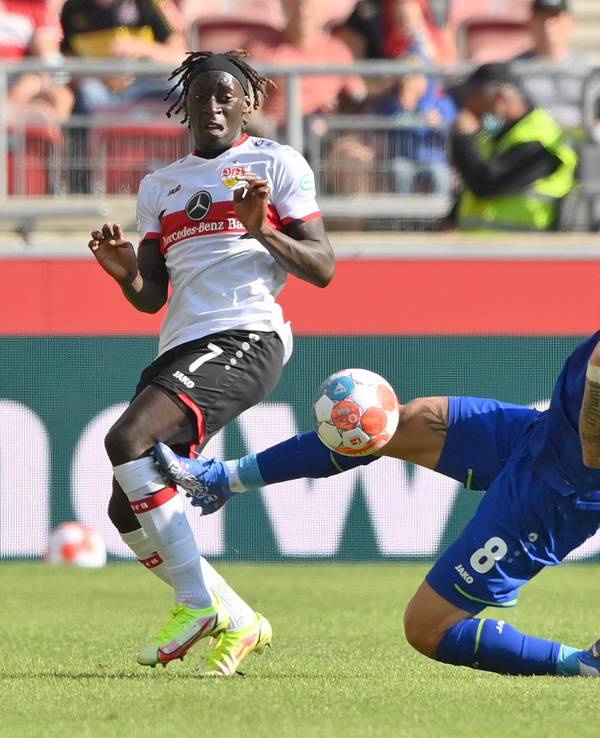 Leverkusens Robert Andrich foult Stuttgarts Tanguy Coulibaly heftig.