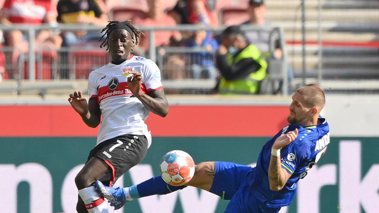 Leverkusens Robert Andrich foult Stuttgarts Tanguy Coulibaly heftig.