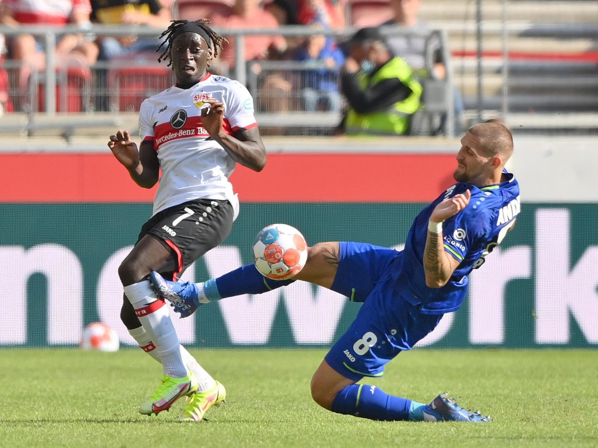 Leverkusens Robert Andrich foult Stuttgarts Tanguy Coulibaly heftig.