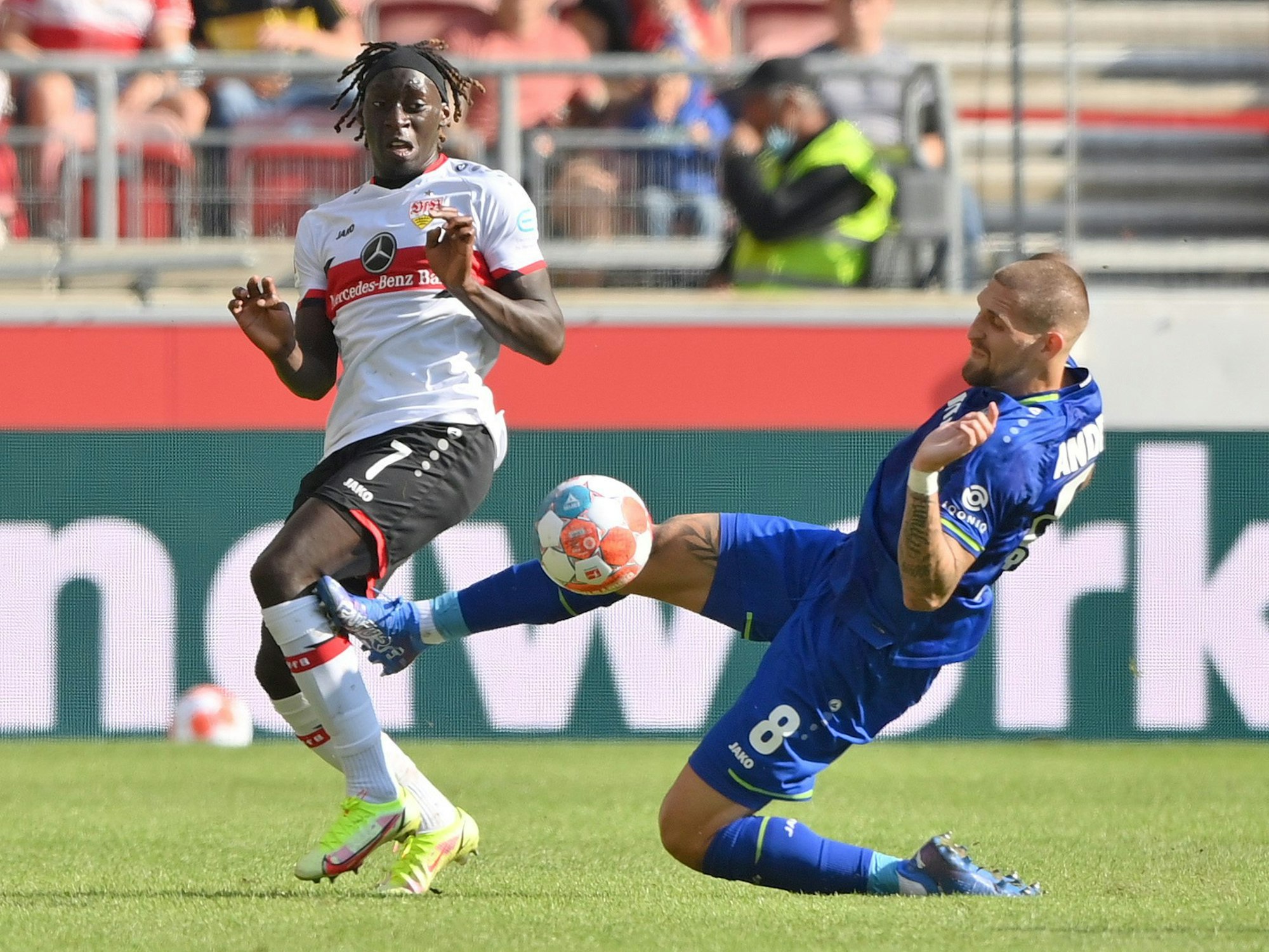 Leverkusens Robert Andrich foult Stuttgarts Tanguy Coulibaly heftig.