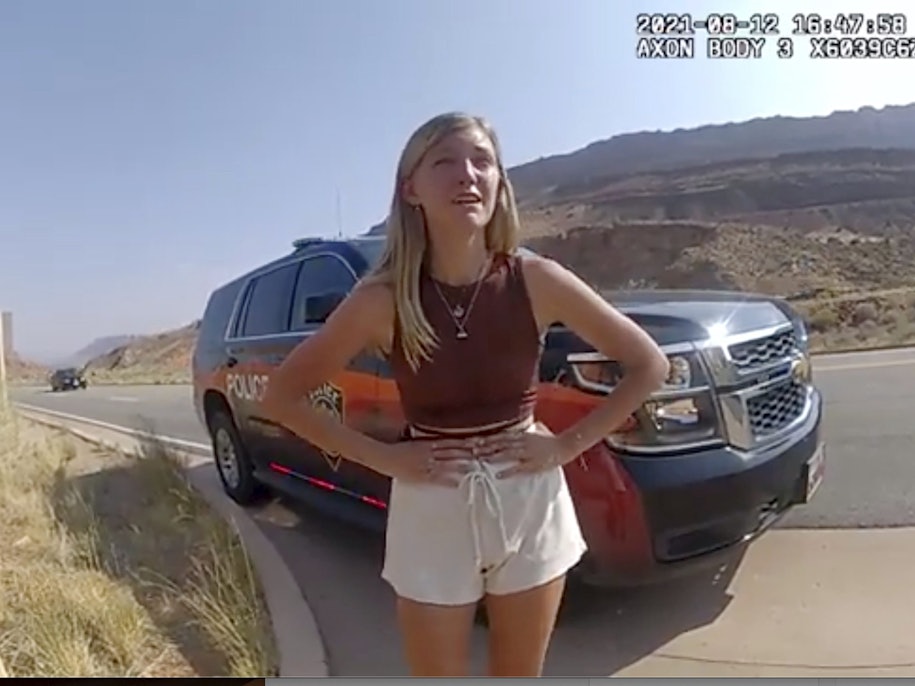 Gabrielle «Gabby» Petito spricht mit einem Polizisten, nachdem dieser den Van, in dem sie mit ihrem Freund Brian Laundrie einen emotionalen Streit hatte, anhielt. Das Foto ist ein Screenshot einer Kamera am Körper des Polizisten, zeigt die aufgelöste junge Frau vor dem Auto.