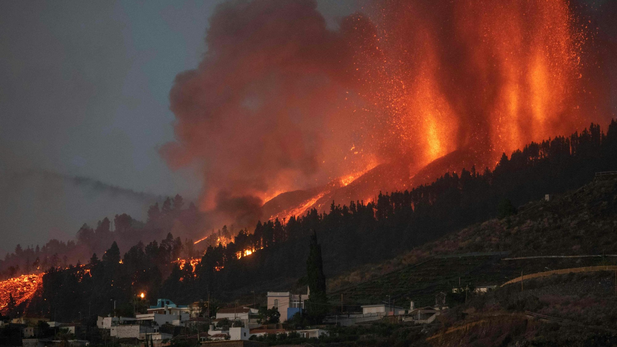 Auf der kanarischen Insel La Palma ist in El Paso der Vulkan Mount Cumbre Vieja ausgebrochen. Ein Foto zeigt nun, wie ein einzelnes Haus wie durch ein Wunder verschont blieb.
