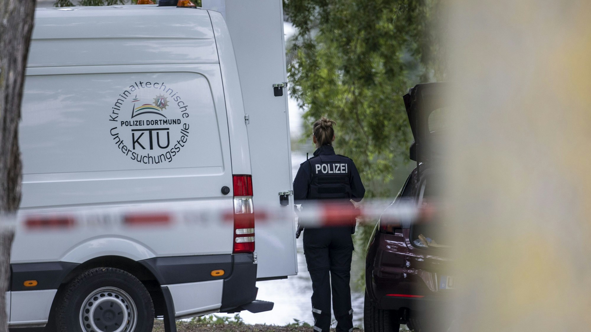 Einsatzkräfte der Mordkommission gehen nach dem Fund einer Frauenleiche den Ermittlungen nach. Ein Passant hatte die teilweise unbekleidete Frauenleiche in der Grünanlage nahe des Oberlandesgerichts in Hamm entdeckt.