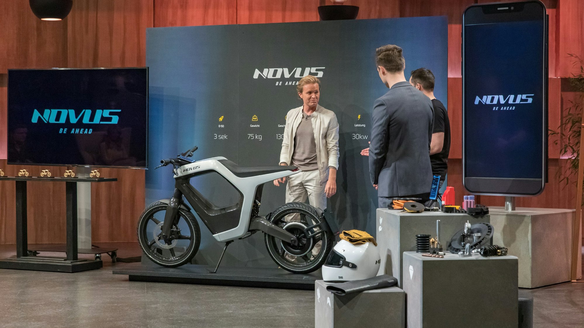 Investor Nico Rosberg nimmt das E-Motorrad von „NOVUS“ genau unter die Lupe.