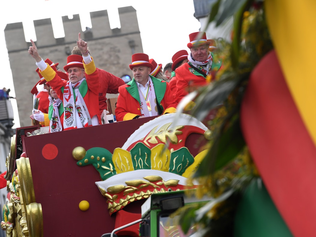 Der Wagen der Große Kölner KG 1882 fährt beim Rosenmontagszug 2019 in Köln.