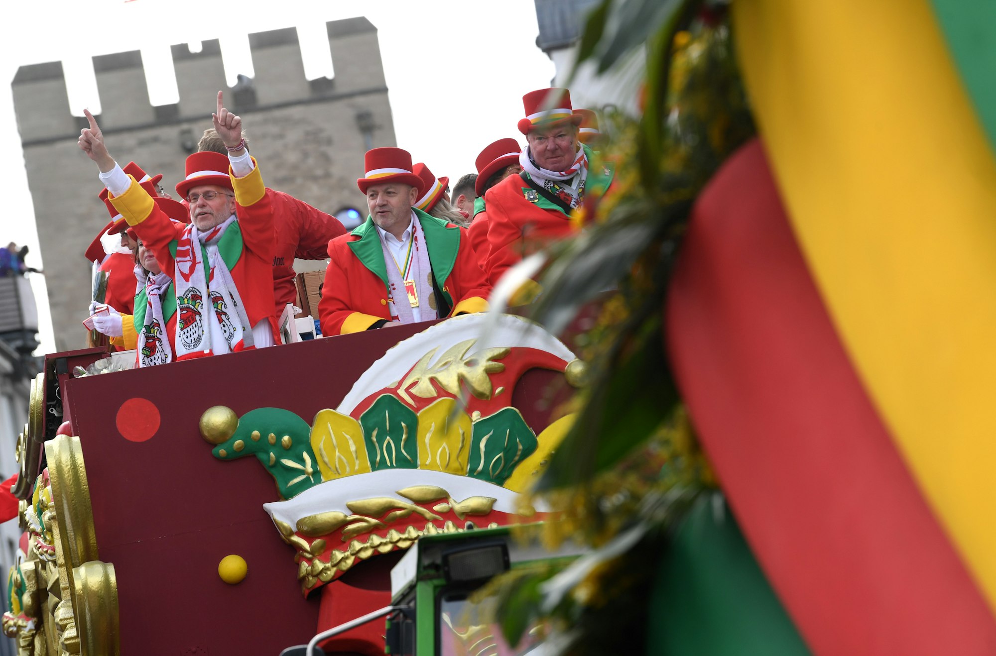 Der Wagen der Große Kölner KG 1882 fährt beim Rosenmontagszug 2019 in Köln.