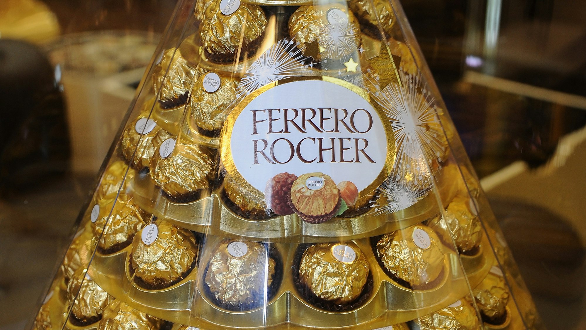Die beliebten Pralinen „Ferrero Rocher“ der Firma Ferrero werden 2012 im Salon Du Chocolate in Versailles präsentiert.