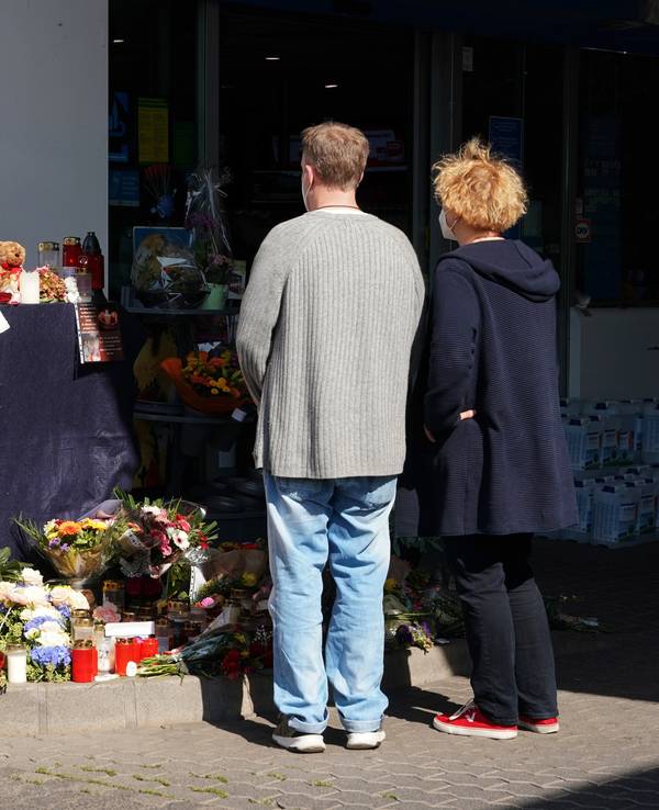 Blumen, Kerzen und Botschaften an das Opfer liegen an einer Tankstelle in der Innenstadt. Ein Angestellter der Tankstelle war am Samstagabend von einem mit einer Pistole bewaffneten Mann erschossen worden.