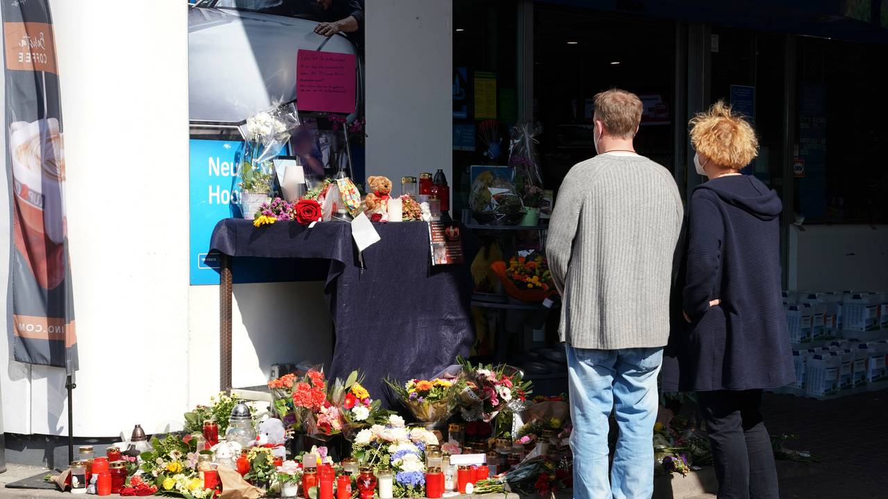 Blumen, Kerzen und Botschaften an das Opfer liegen an einer Tankstelle in der Innenstadt. Ein Angestellter der Tankstelle war am Samstagabend von einem mit einer Pistole bewaffneten Mann erschossen worden.