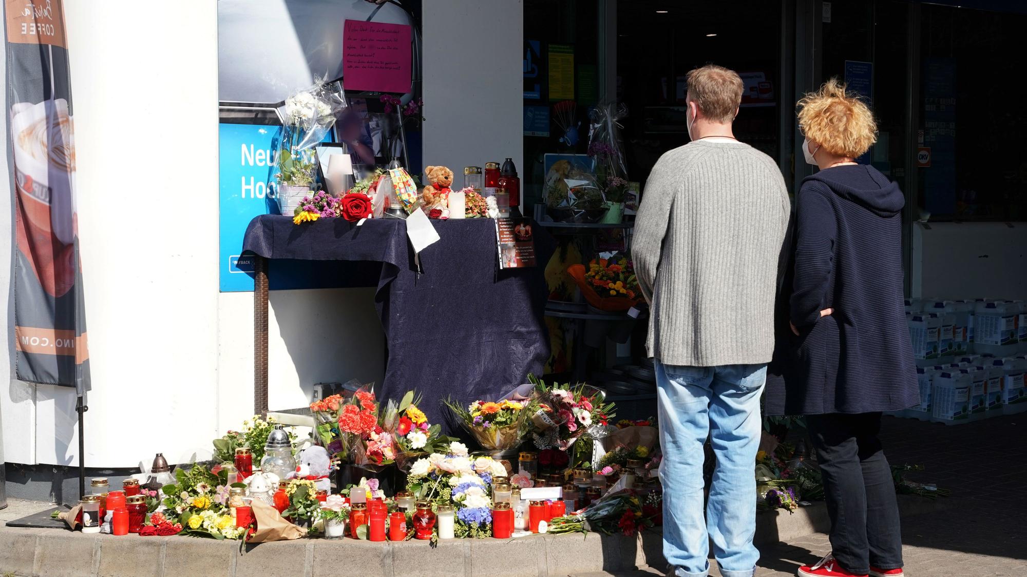 Blumen, Kerzen und Botschaften an das Opfer liegen an einer Tankstelle in der Innenstadt. Ein Angestellter der Tankstelle war am Samstagabend von einem mit einer Pistole bewaffneten Mann erschossen worden.