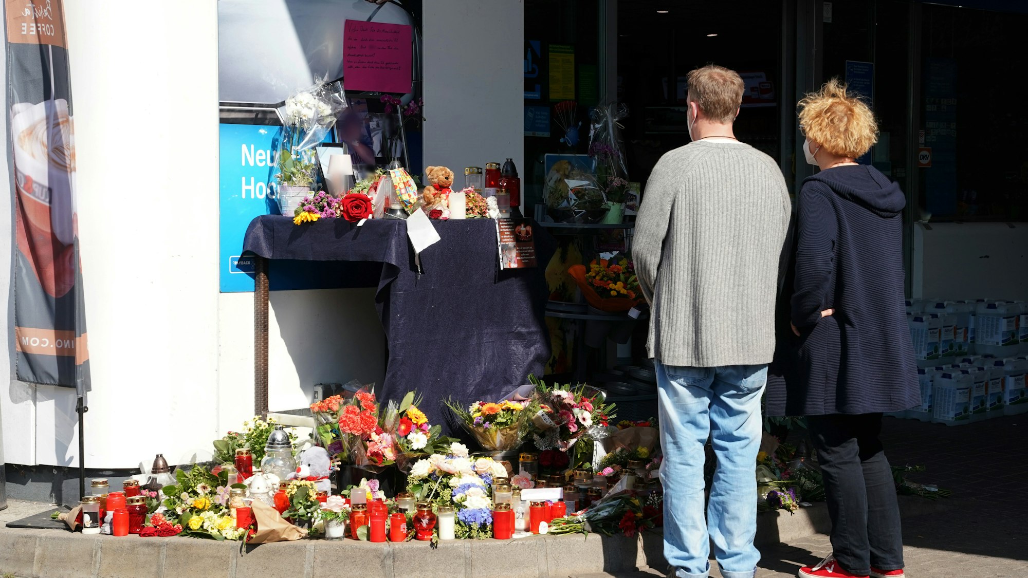 Blumen, Kerzen und Botschaften an das Opfer liegen an einer Tankstelle in der Innenstadt. Ein Angestellter der Tankstelle war am Samstagabend von einem mit einer Pistole bewaffneten Mann erschossen worden.