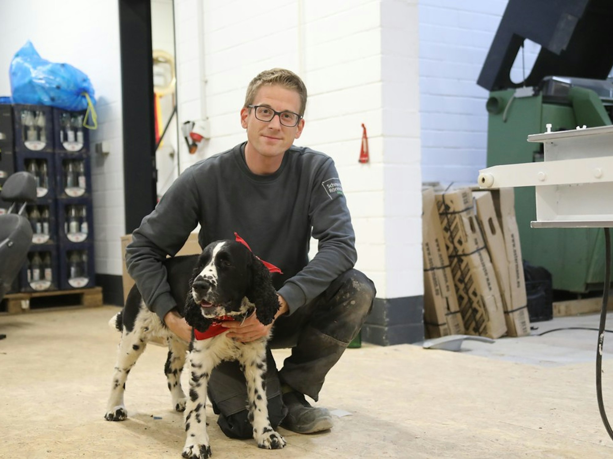 Pierre Sebastian mit dem Schreinerei-Hund.Taja.