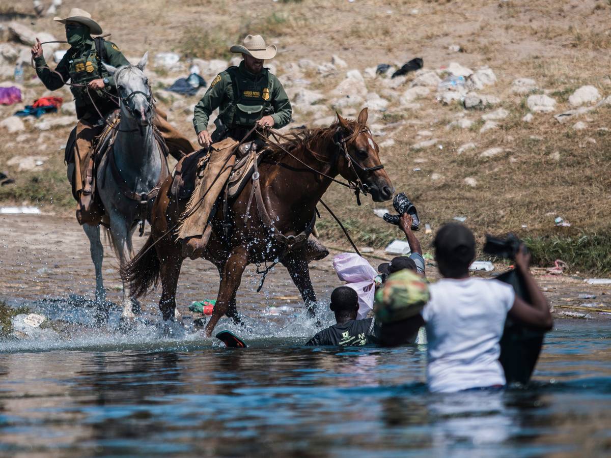 Mit Pferden gehen Grenzschützer am 19. September 2021 gegen haitianische Flüchtlinge vor. Dabei sollen die Flüchtlinge zurück in den Rio Grande gedrängt worden sein.