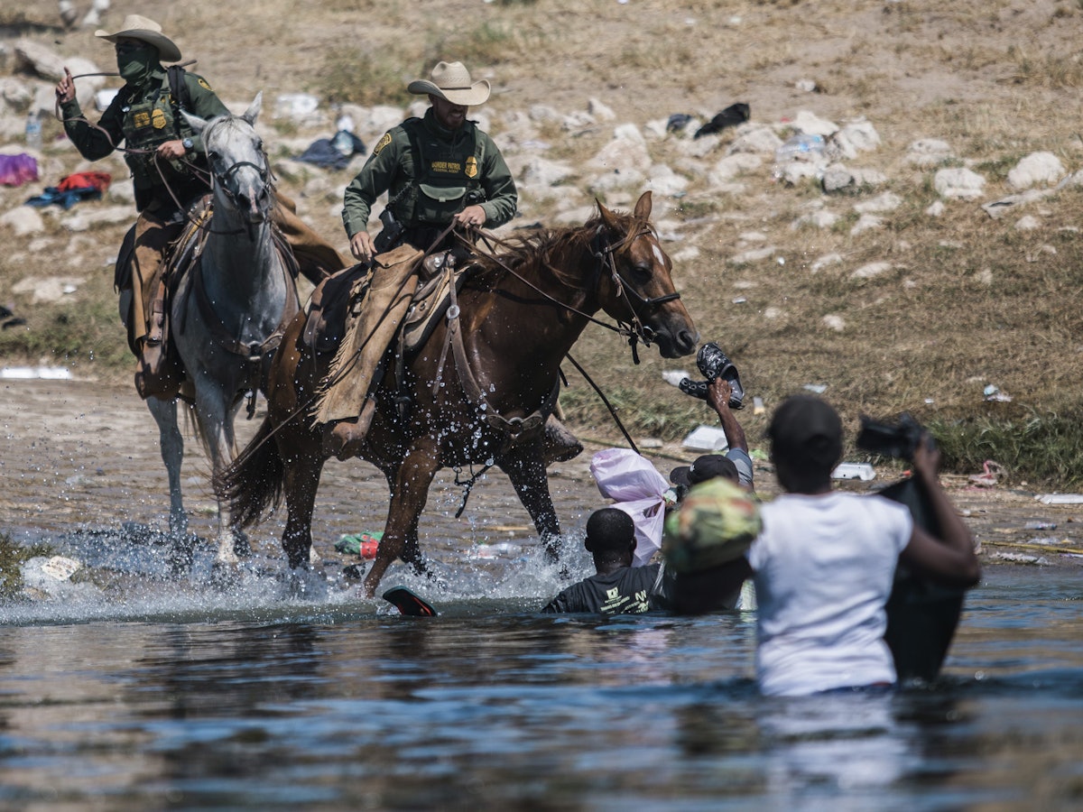 Mit Pferden gehen Grenzschützer am 19. September 2021 gegen haitianische Flüchtlinge vor. Dabei sollen die Flüchtlinge zurück in den Rio Grande gedrängt worden sein.
