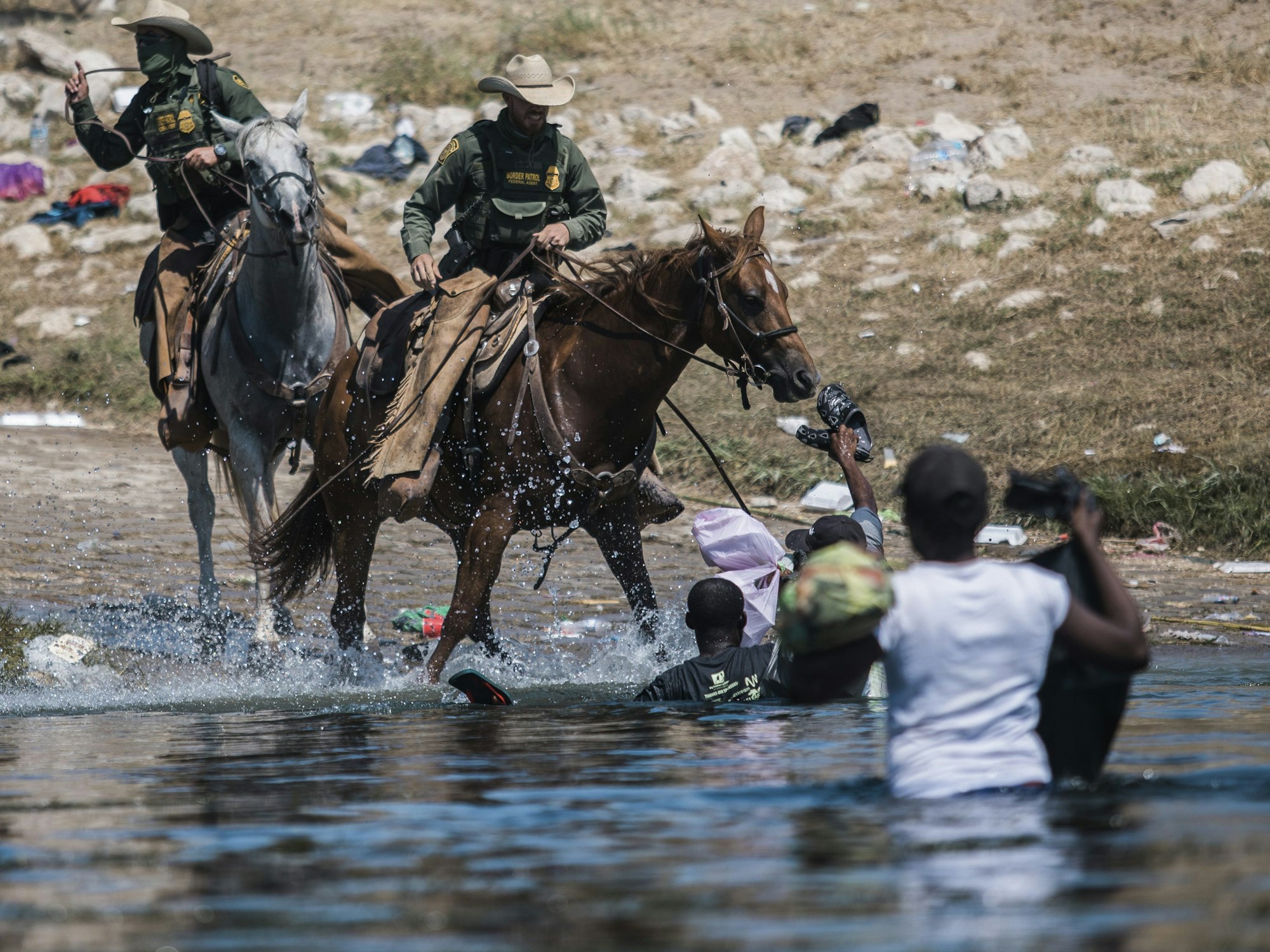 Mit Pferden gehen Grenzschützer am 19. September 2021 gegen haitianische Flüchtlinge vor. Dabei sollen die Flüchtlinge zurück in den Rio Grande gedrängt worden sein.