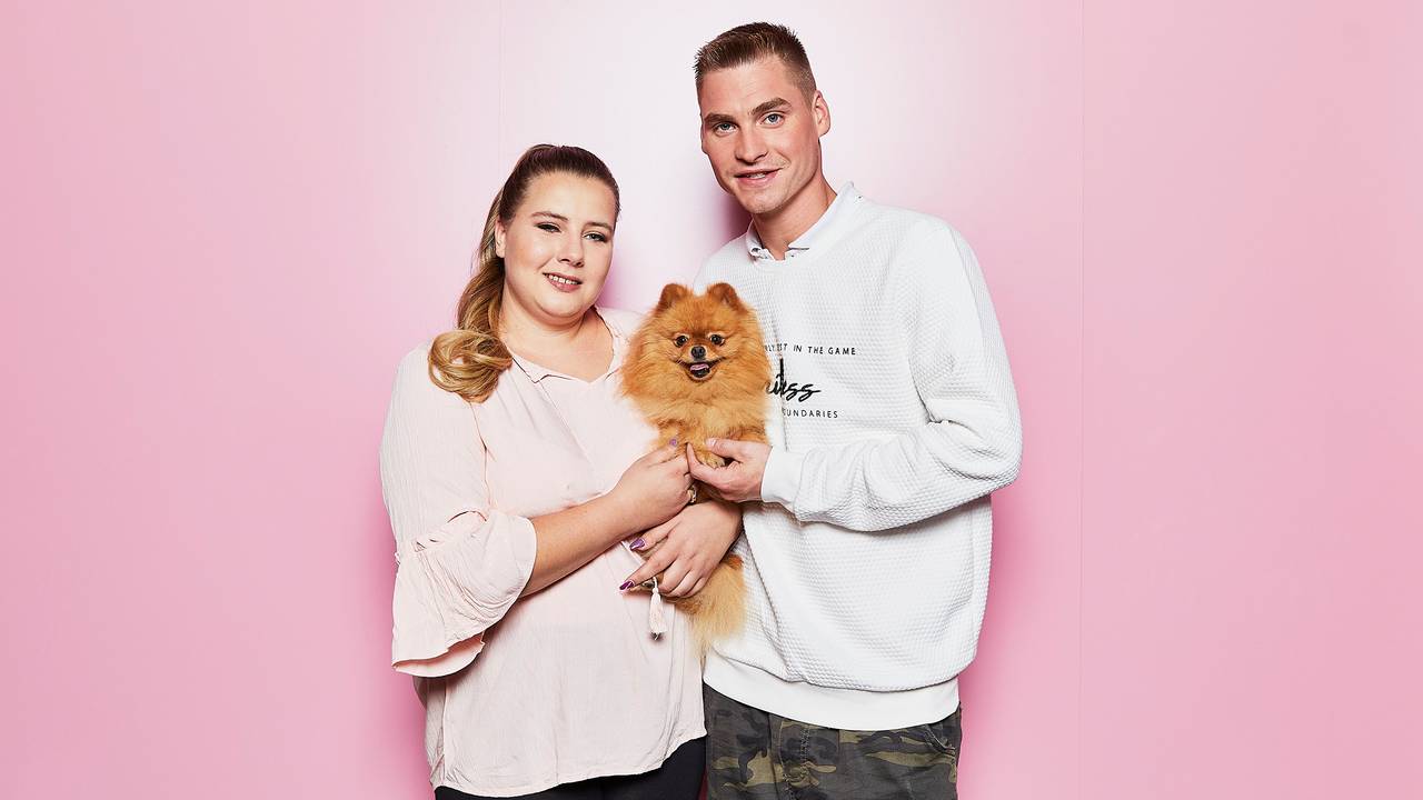 Sarafina und Peter Wollny lächeln auf einem undatiertem Foto von RTLZWEI mit Hund Feivel in die Kamera.