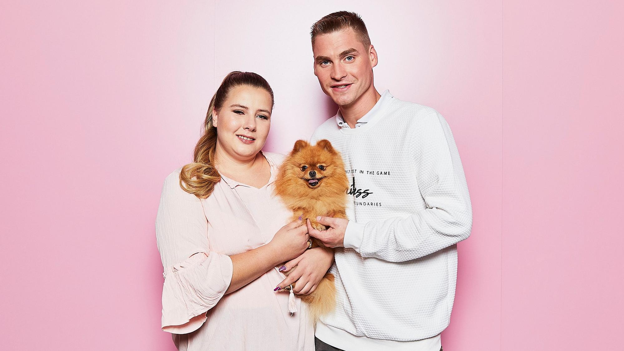Sarafina und Peter Wollny lächeln auf einem undatiertem Foto von RTLZWEI mit Hund Feivel in die Kamera.