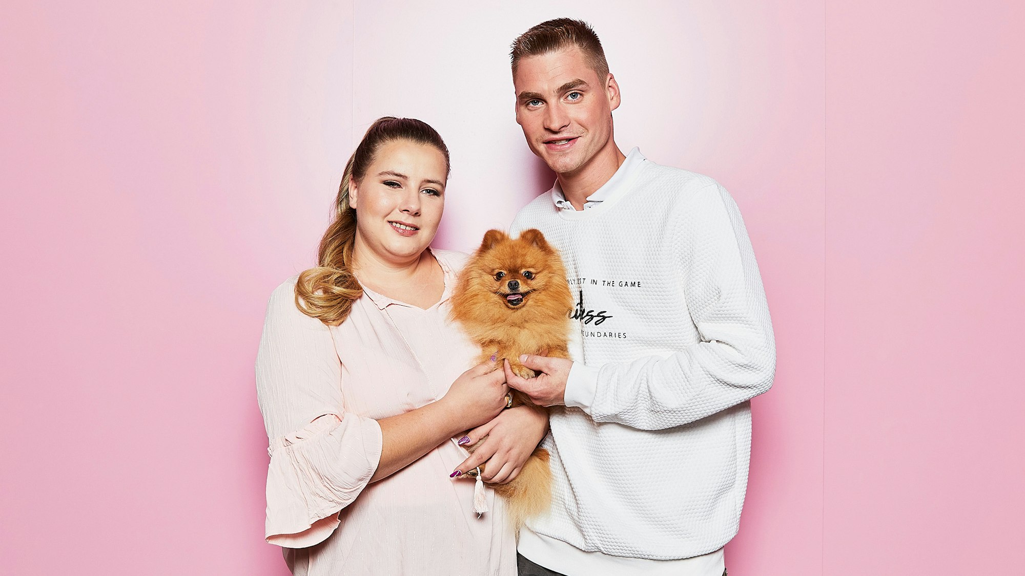 Sarafina und Peter Wollny lächeln auf einem undatiertem Foto von RTLZWEI mit Hund Feivel in die Kamera.