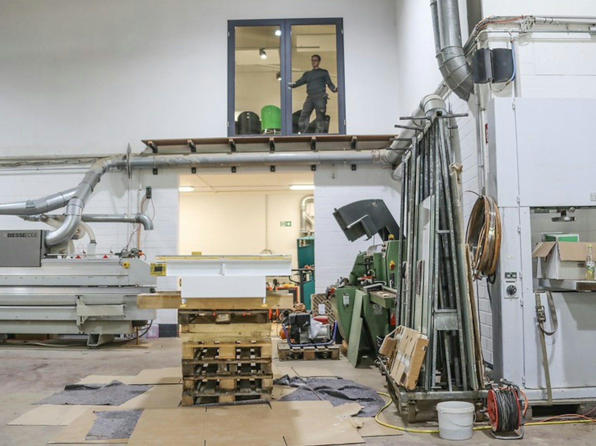 Schreiner Pierre Sebastian aus Dernau zeigt, wie er sich vor der Flut rettete.