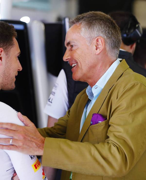 Rennfahrer Stoffel Vandoorne im Gespräch mit McLaren-Boss Martin Whitmarsh.