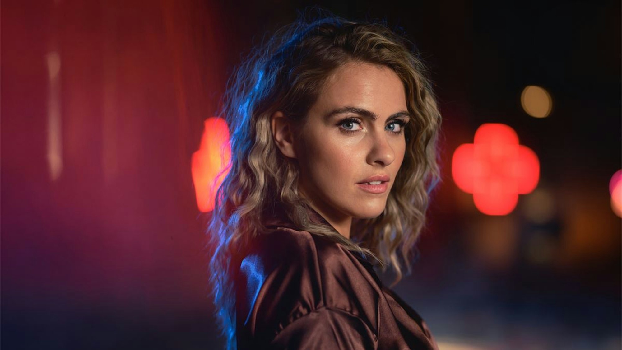 Sarah Mangione schaut bei einem Fotoshooting in die Kamera.